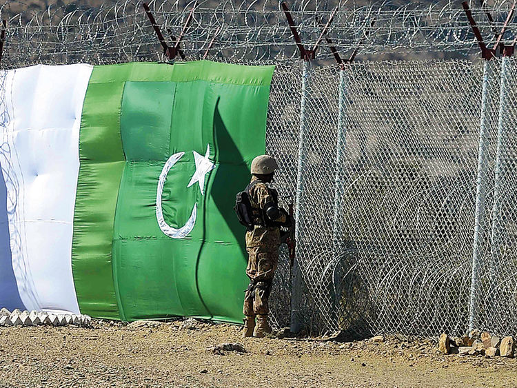 Pak, Afghan in angry tangle over border fence to keep out militants