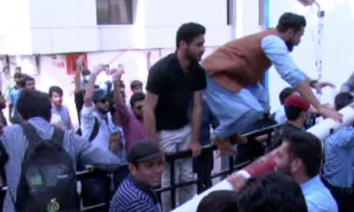 Islamabad police baton-charge doctors protesting outside PMC building